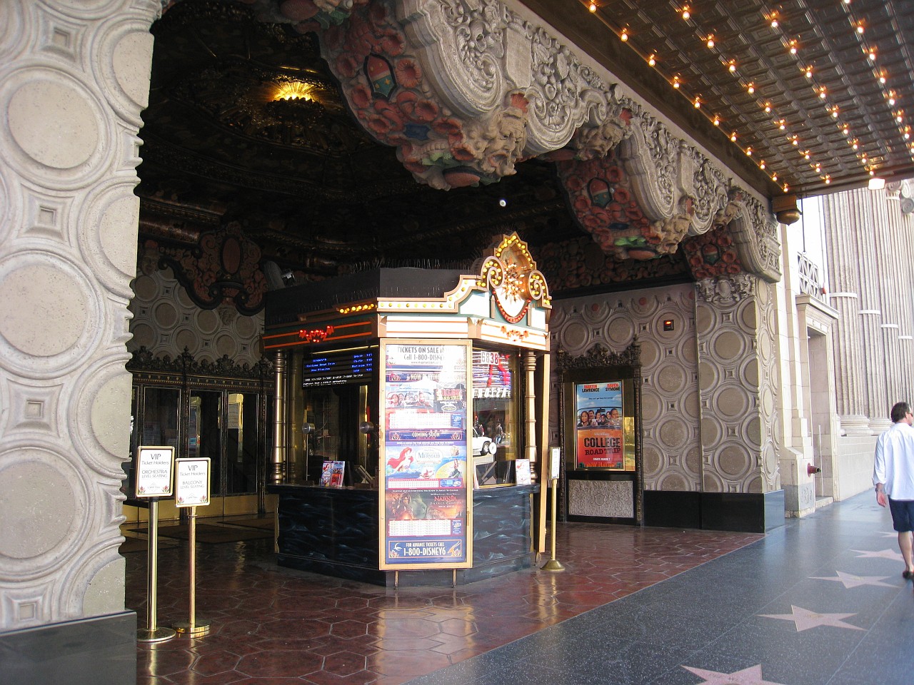 1246 California 2008-03 LA Scene.jpg - A visit to the Los Angeles California area in March of 2008. Activities ranged from Monets at the Getty, street hawkers at Venice Beach, movie look-alikes at Grauman's Chinese Theatre, to the Mission at San Juan Capistrano.